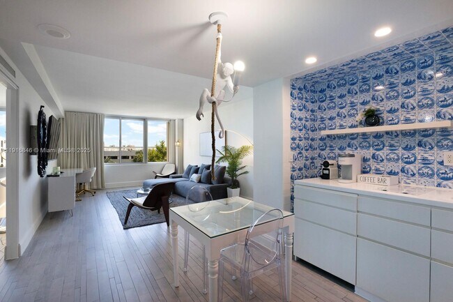 Primary Photo - 1100 West Ave