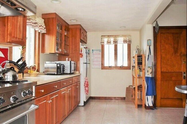 Building Photo - 5 Castleton St