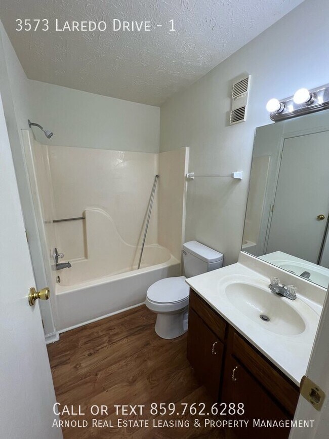 Building Photo - 2 Bed 1 or 1 .5 Bath Spacious Apartment Ho...