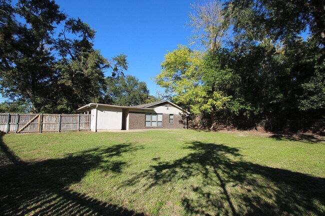 Building Photo - Spacious 2 Bedroom 1.5 Bath Rental on a Corner Lot! Tour Today!