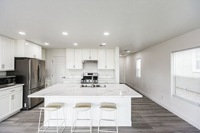 Building Photo - Beautiful 2-story home in a gated community