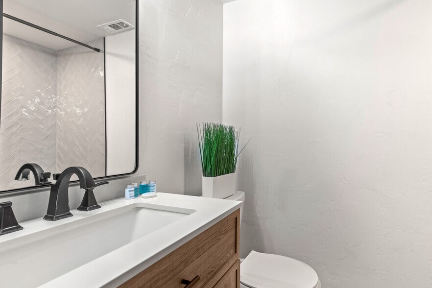 Building Photo - 6851 N 2200 W