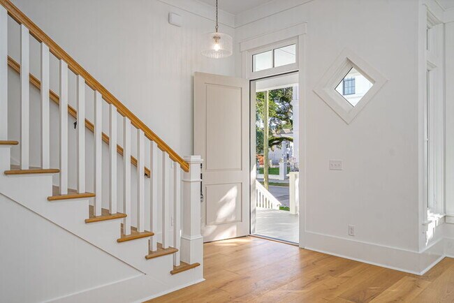 Building Photo - 302 W 38th St