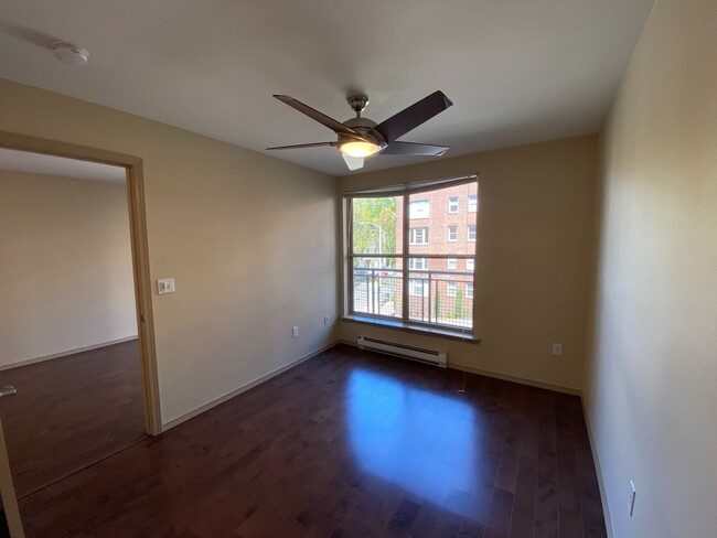 Building Photo - 1 Bed 1 Bath Condo in Seattle - Includes P...