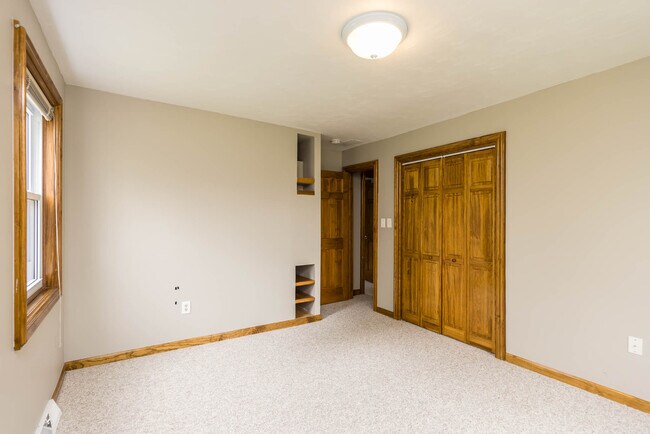 Building Photo - 229 Topaz Ln