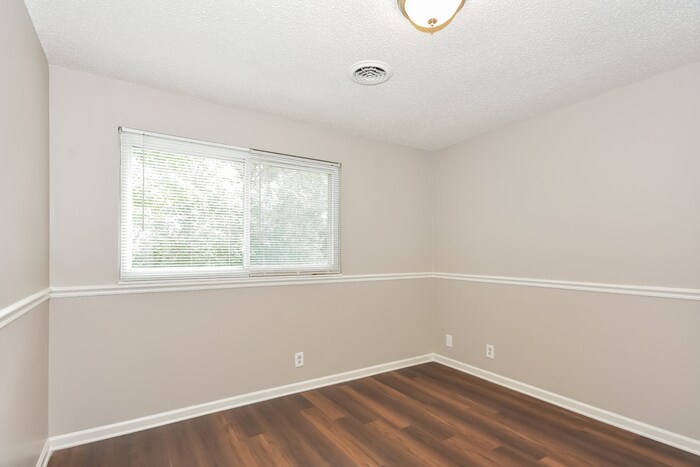 Building Photo - 265 Clearlake Dr W