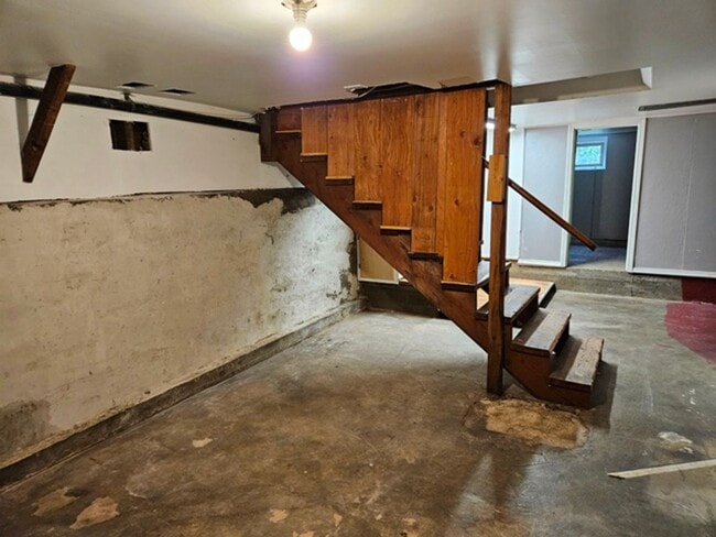 Building Photo - 4Bd/1Ba two story home - For viewing