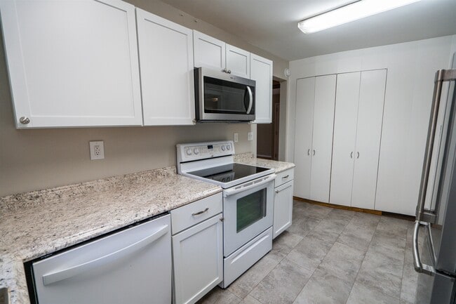 Building Photo - 2103 Evergreen Dr