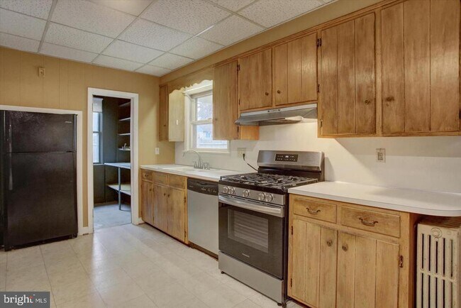 Building Photo - 230 W 2nd St