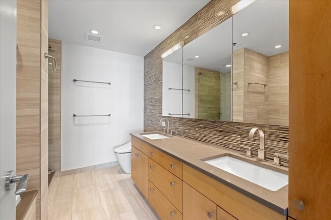 Building Photo - 250 E Pearson St