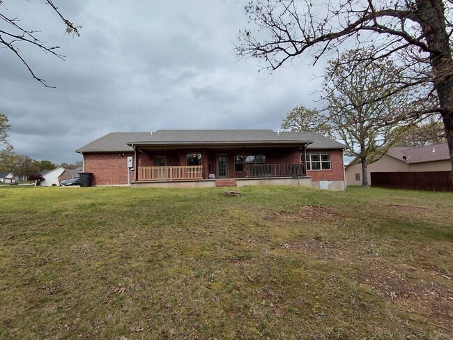 Building Photo - Home close to post