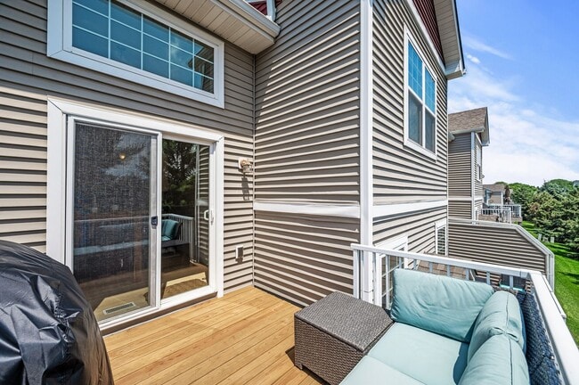 Building Photo - Spacious 3-Bedroom Townhome in Prime Savage/Prior Lake Location