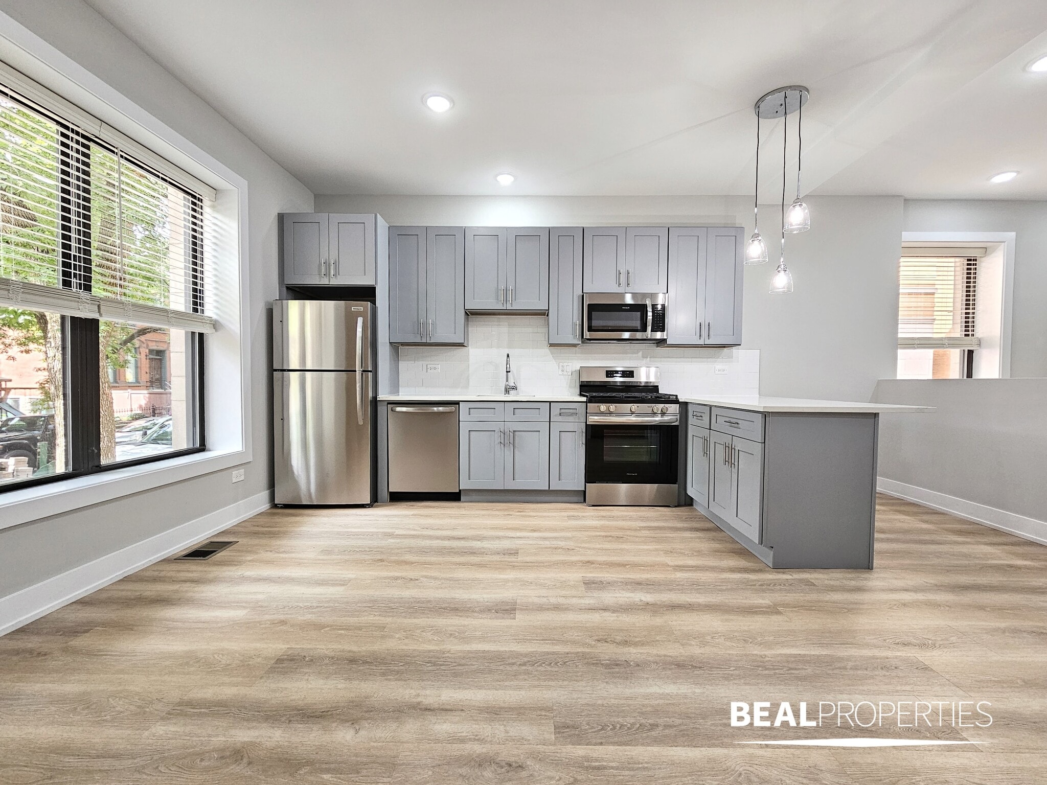 Building Photo - 428 W Belden Ave