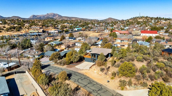 Building Photo - 828 Black Dr