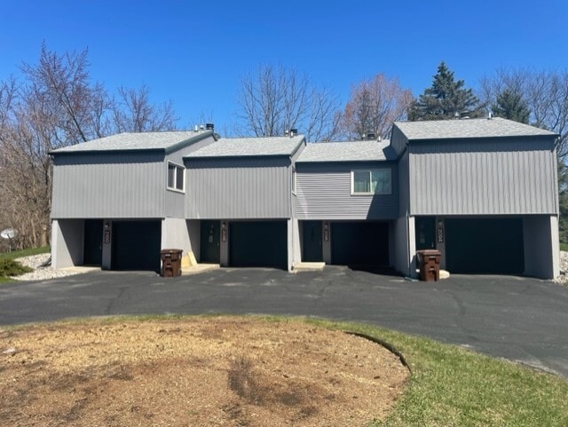 Building Photo - 2100 Fox Hollow Dr