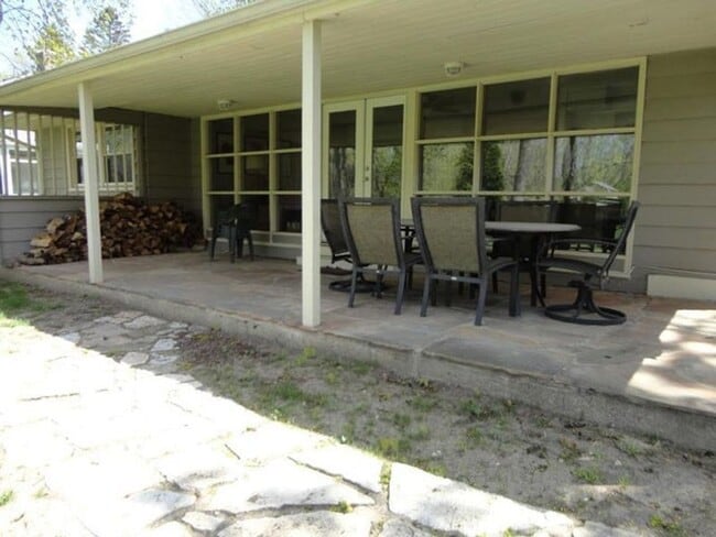 Building Photo - Mid Century Modern Ranch Home