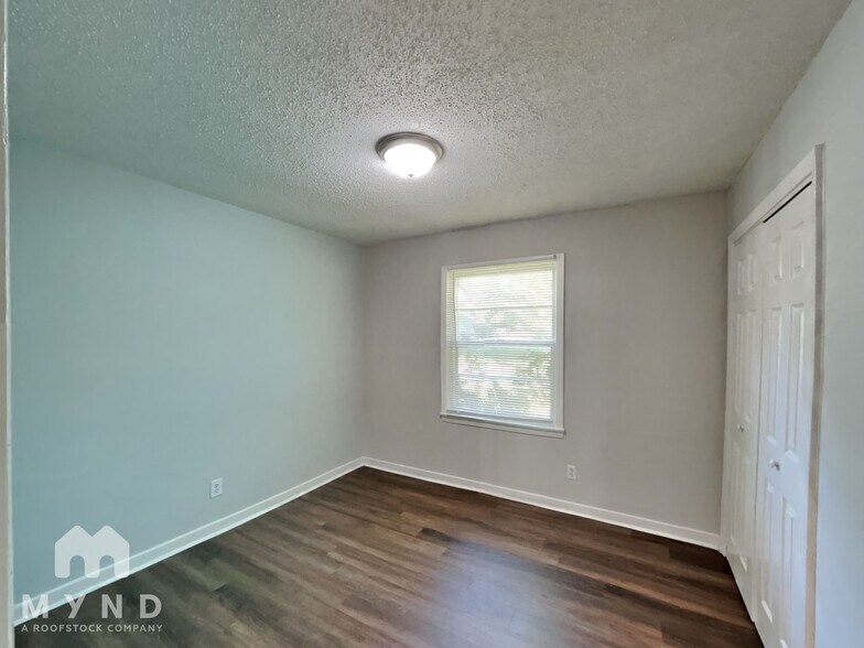 Building Photo - 217 Marshall Dr