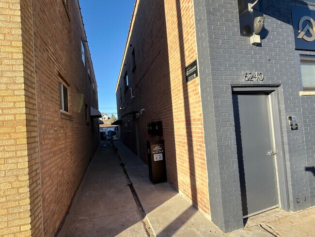 Building Photo - 6240 W Belmont Ave
