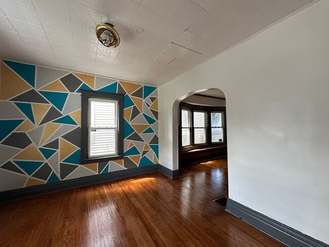 Building Photo - NICE 3 BEDROOMS WITH FULL BATH MOVE-IN READY!