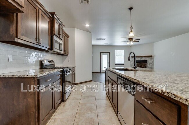 Building Photo - 2200 Alta Vista Ln