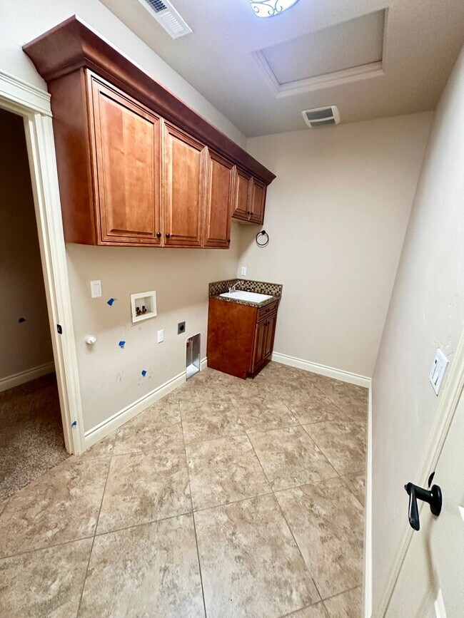 Building Photo - Spacious 4 Bedroom Home in Quiet Cul-de-Sa...