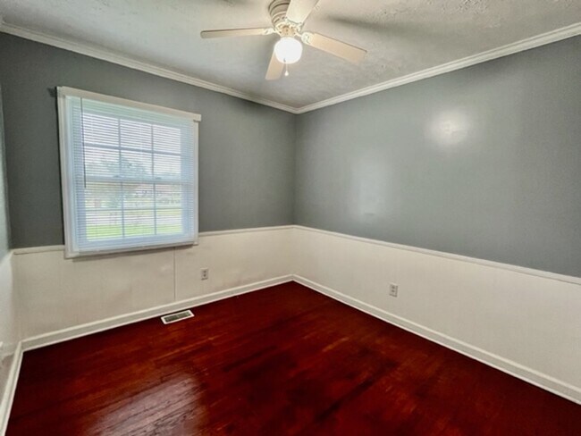 Building Photo - Rental Avail in Montclair!