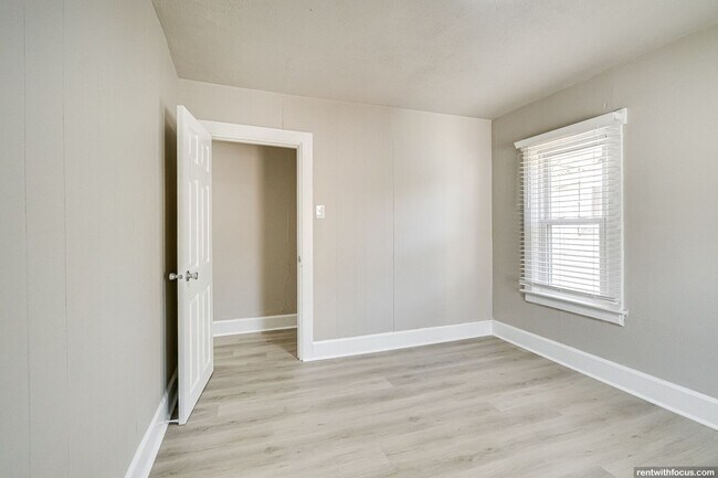 Building Photo - 1111 Oviatt St