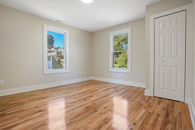 Building Photo - 10 Perry Hill Rd