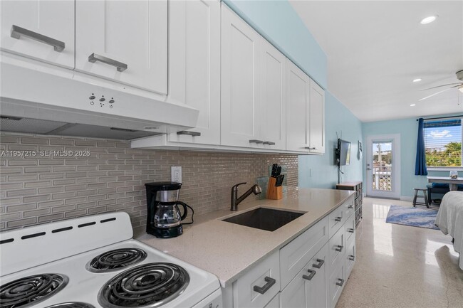 Building Photo - 4228 N Ocean Dr