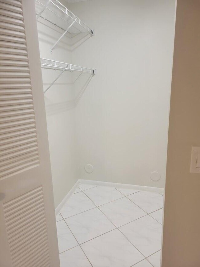 Building Photo - 7301 Amberly Ln