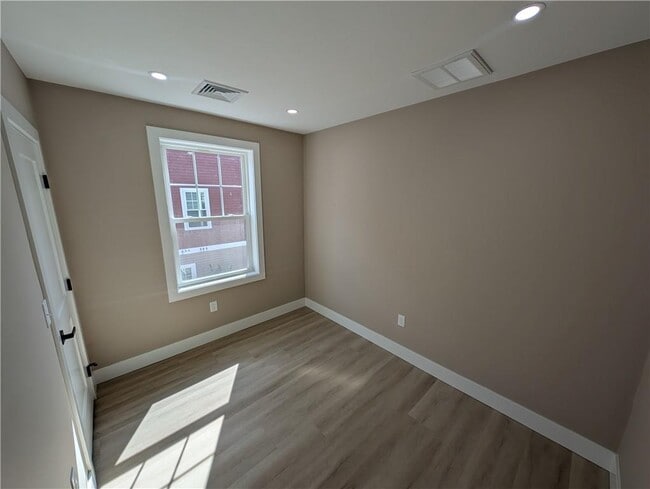 Building Photo - 56 Diamond St