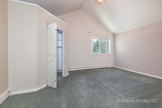 Building Photo - 4 Bed 3 Bath Home off of Gold Hill Rd- PET...