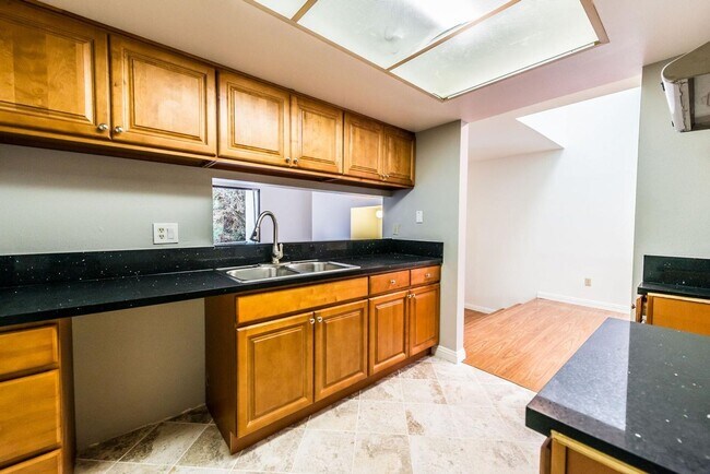 Building Photo - Modern Style 3 Bed / 3 Bath Townhouse + Bonus Room in North Alhambra!
