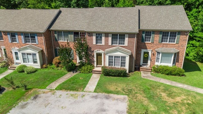 Building Photo - Spacious Townhouse with Basement in Farmvi...