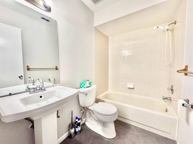 Building Photo - 5124 Gainesville Dr