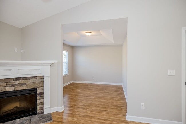 Building Photo - 304 York Ln