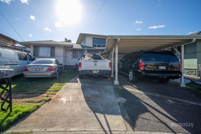 Building Photo - MOVE IN READY 3BR/1BA/2 TANDEM PKG IN AIEA...