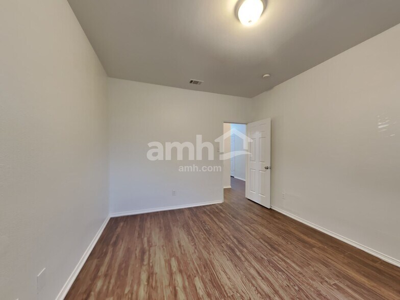 Building Photo - 10709 Vista Heights Blvd