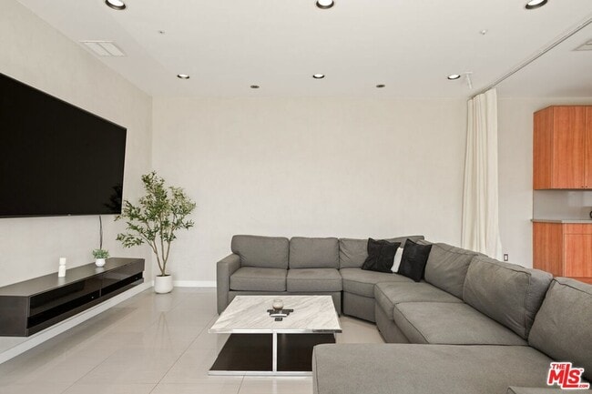 Building Photo - 8435 Franklin Ave