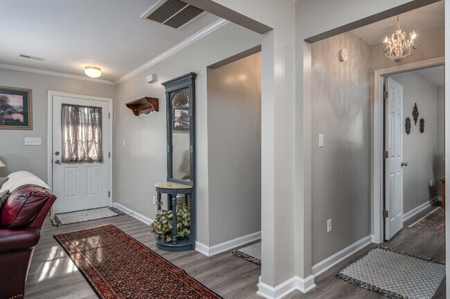 Building Photo - Charming 2-Bedroom Picturesque Furnished H...