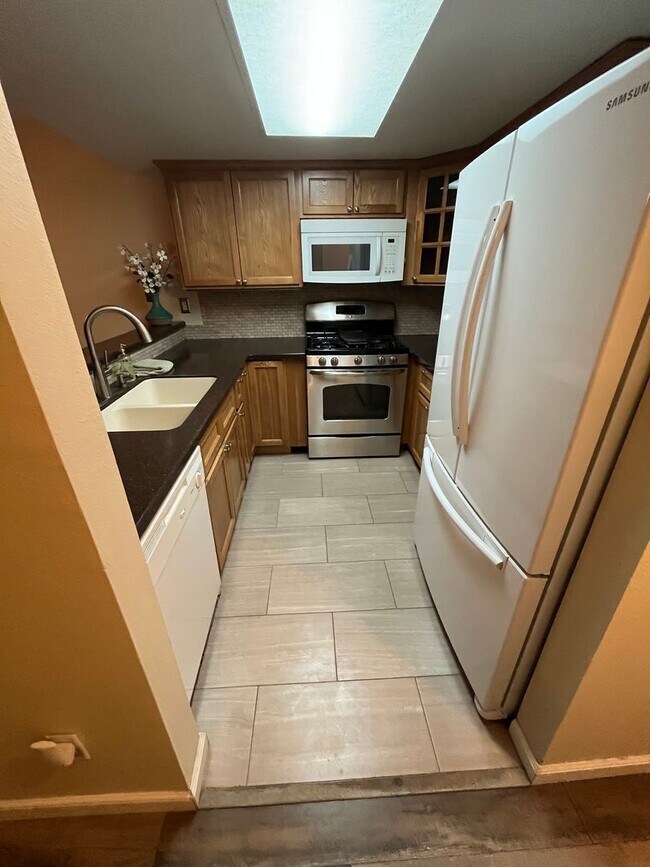 Building Photo - Darling 2+2 Condo W/Views + Amenities in g...