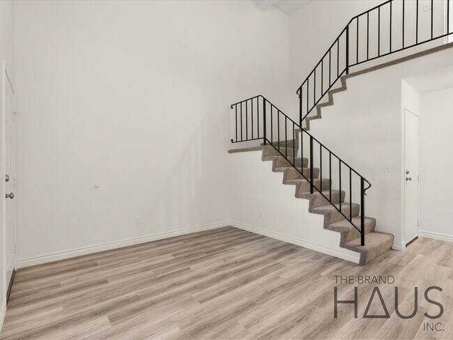 Building Photo - 2.5 Bed + 1.5 Bath + 2 Car Garage + Centra...