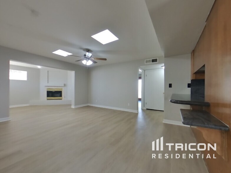 Building Photo - 7730 N 33rd Dr