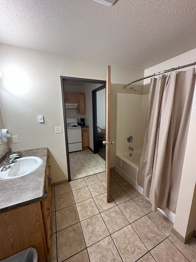 Building Photo - 809 E Cedar St