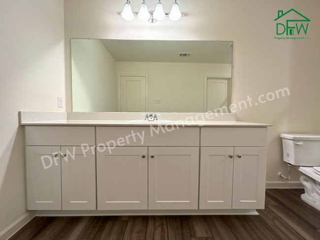 Building Photo - Spacious 5-Bedroom Home with Modern Upgrad...