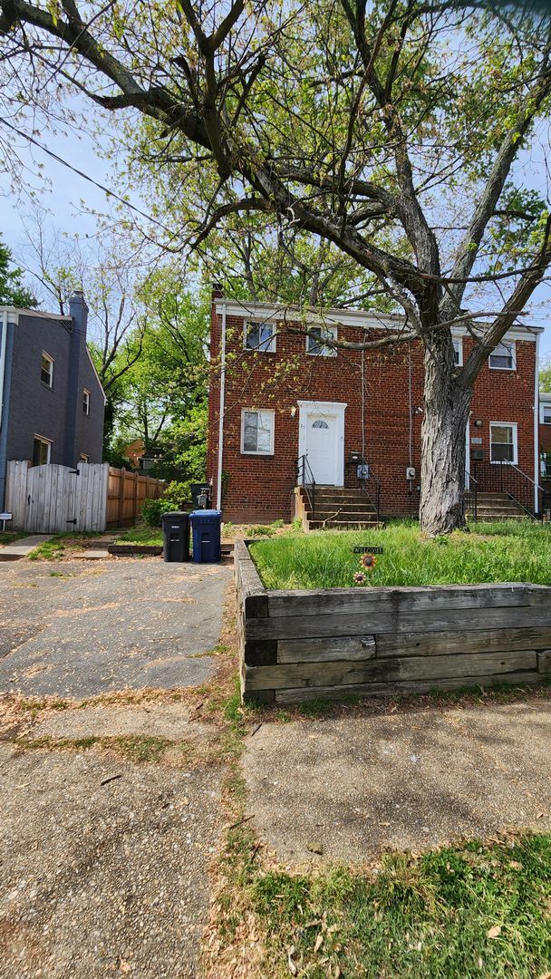 Building Photo - 27 S Hudson St