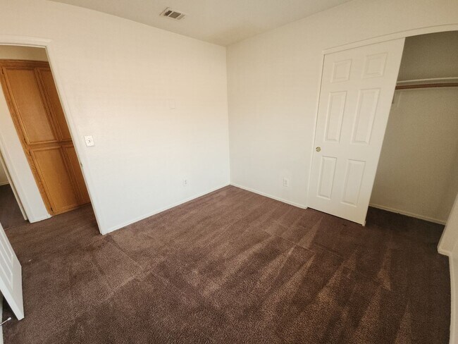 Building Photo - Two story in well established Las Vegas neighborhood