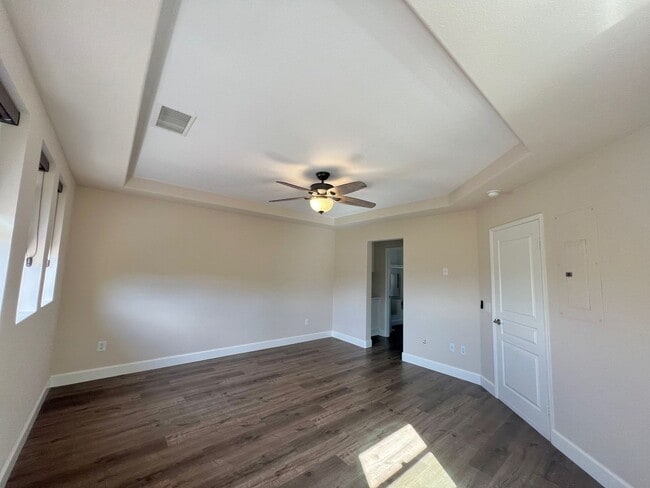 Building Photo - Spacious 1 Bedroom 1 1/2 Bathroom Townhome...