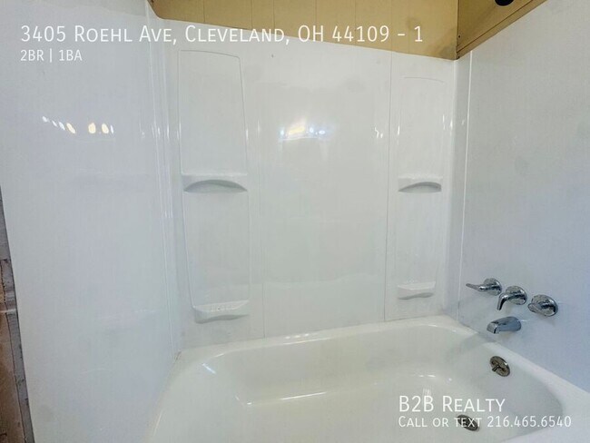 Building Photo - 3405 Roehl Ave