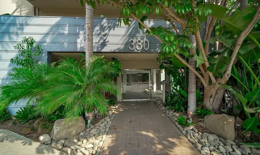 Building Photo - 330 S Barrington Ave